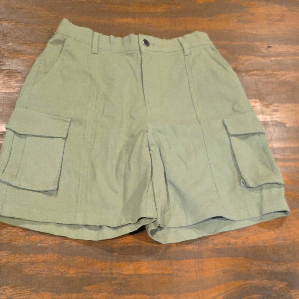 High-Rise Olive Cargo Shorts with Utility Pockets